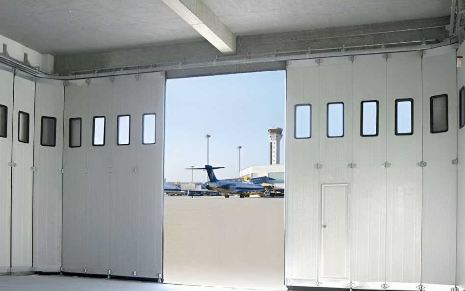 Porte du hangar d'hélicoptère de la police de Luoyang