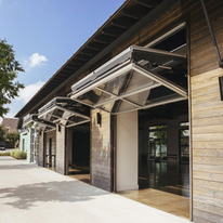 Porte de garage en verre bifold vertical commercial