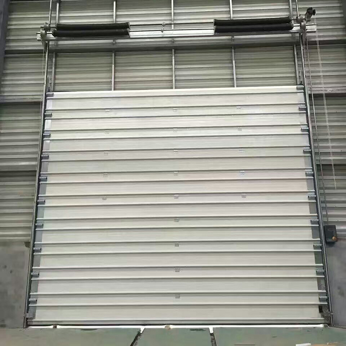 Super taille Insulate du vent avec une porte industrielle à côtes