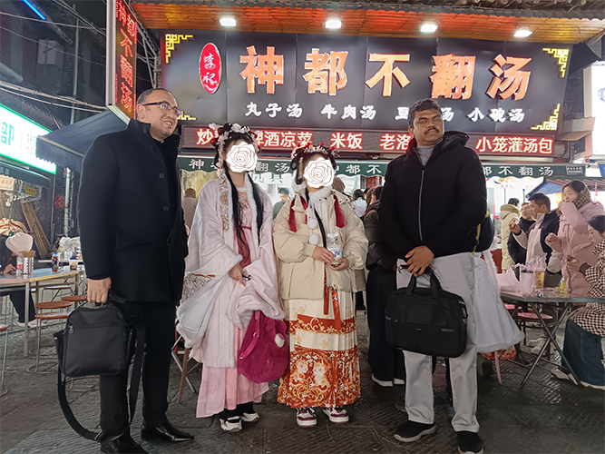 Des clients saoudiens visitent Yuou pour une présentation de produits et une visite culturelle de Luoyang