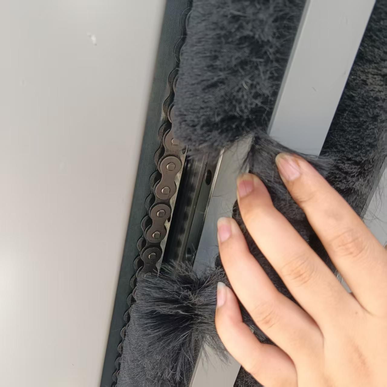 Brosse de porte verticale de la porte