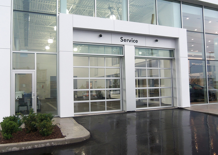 Porte sectionnelle du garage en verre